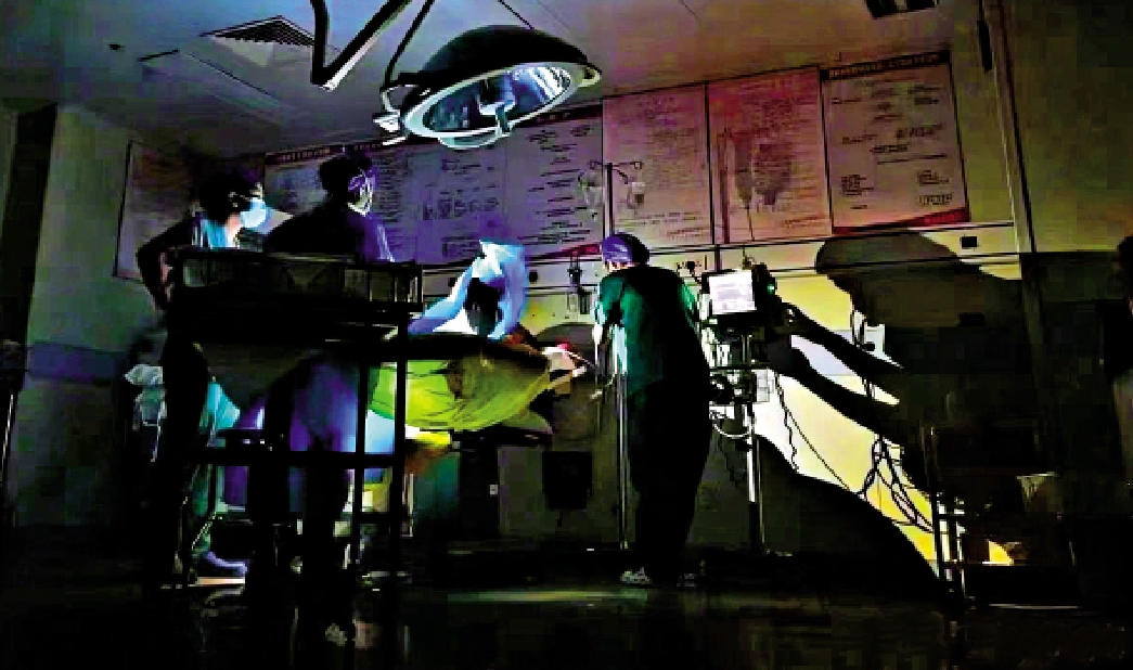 　　圖：20日晚的分娩間裏，鄭州大學附屬第三醫院的醫護人員正在緊張工作。/受訪者供圖