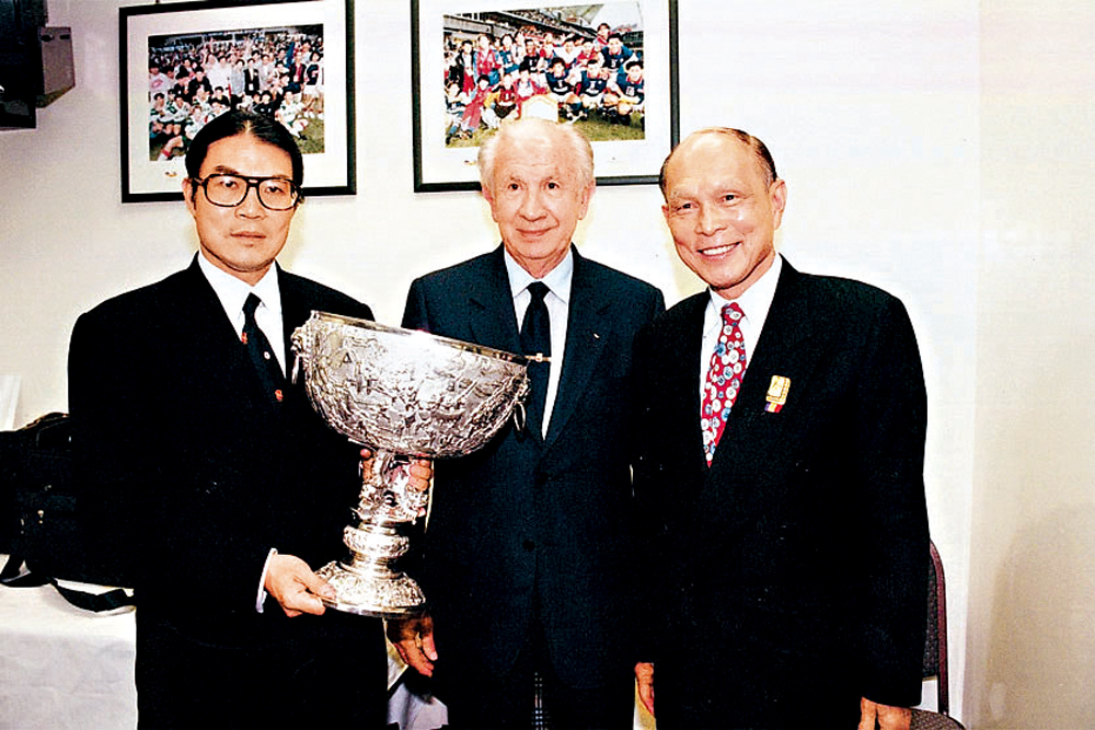 　　圖：一九九八年，霍英東（右）、霍震霆（左），與時任國際奧委會主席薩馬蘭奇合影。\資料圖片