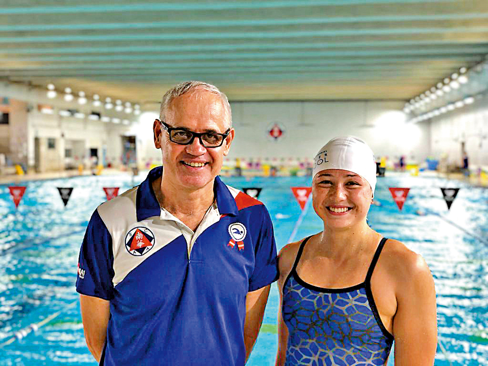 　　圖：德國籍教練Michael（左）形容詩蓓極具游泳天賦，看好她未來有力爭取奧運金牌。