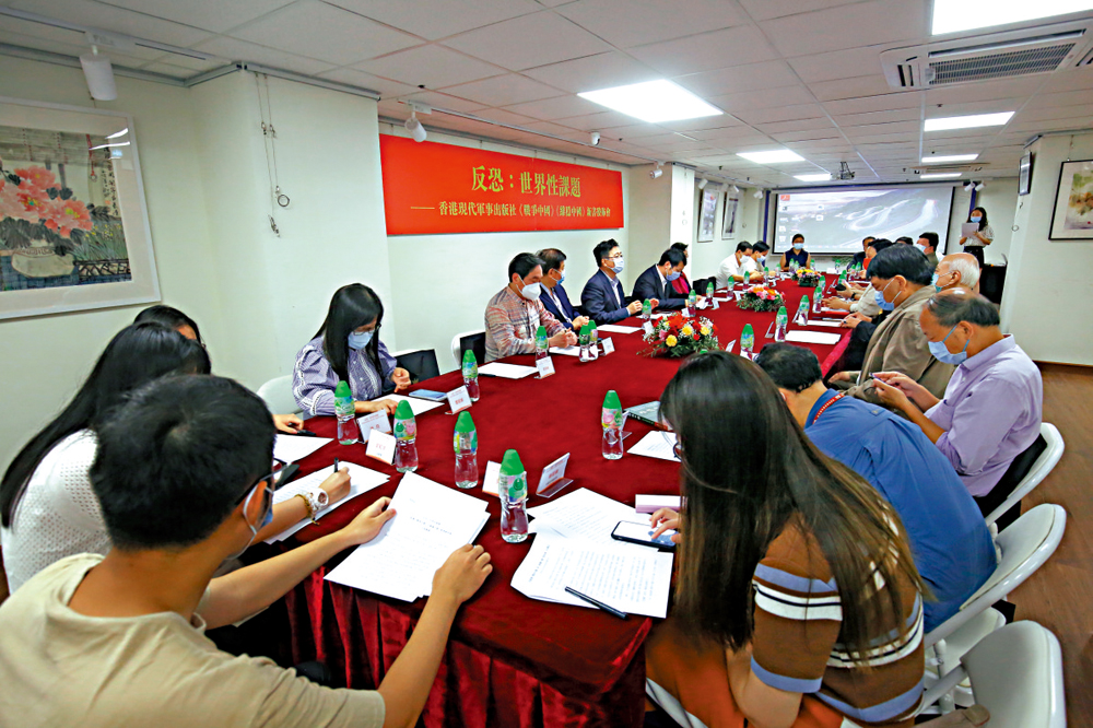 　　圖：香港現代軍事出版社昨日在港舉行新書發布會，推出兩本有關戰爭和維穩的文集。\大公報記者馬丁攝