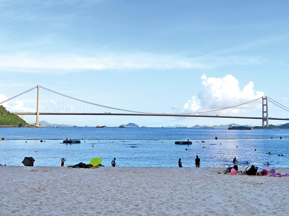 　　圖：一邊享受陽光，一邊暢玩，再看着青馬大橋，心曠神怡。