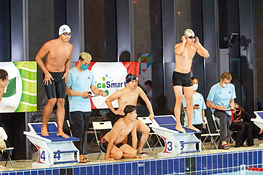 　　圖：葉家泓（左一）出戰「明星運動會」的游泳項目。