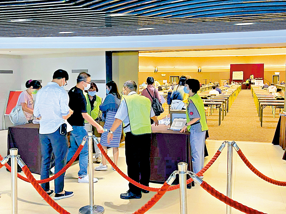 　　圖：7月31日，粵港澳大灣區律師執業考試在香港、珠海和深圳同時開考。圖為香港試場。\大公報攝