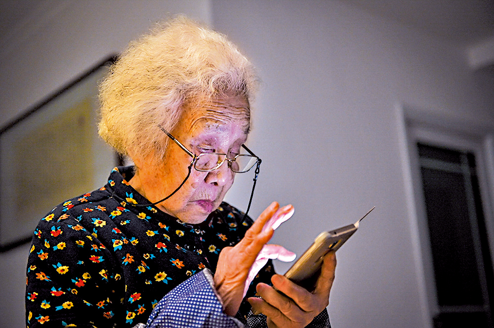 　　圖：《2020老年人互聯網生活報告》顯示，中國或有超過10萬名老人使用手機日均超10小時。\網絡圖片