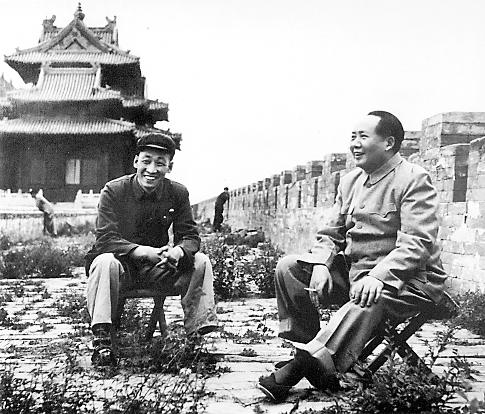 　　圖：一九五四年五月二十日，毛主席在北京紫禁城西北角樓。\新華社