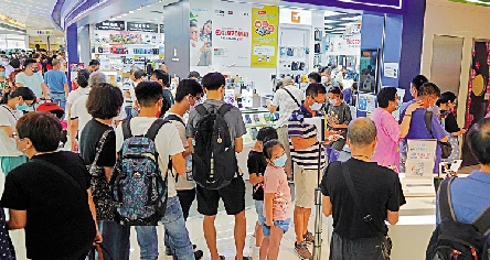 　　圖：消費券到手，不少市民在商場排隊購買心頭好。