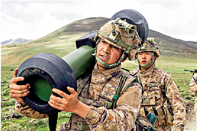 　　圖：在西藏軍區近期訓練中，官兵肩扛着紅箭-12反坦克導彈。