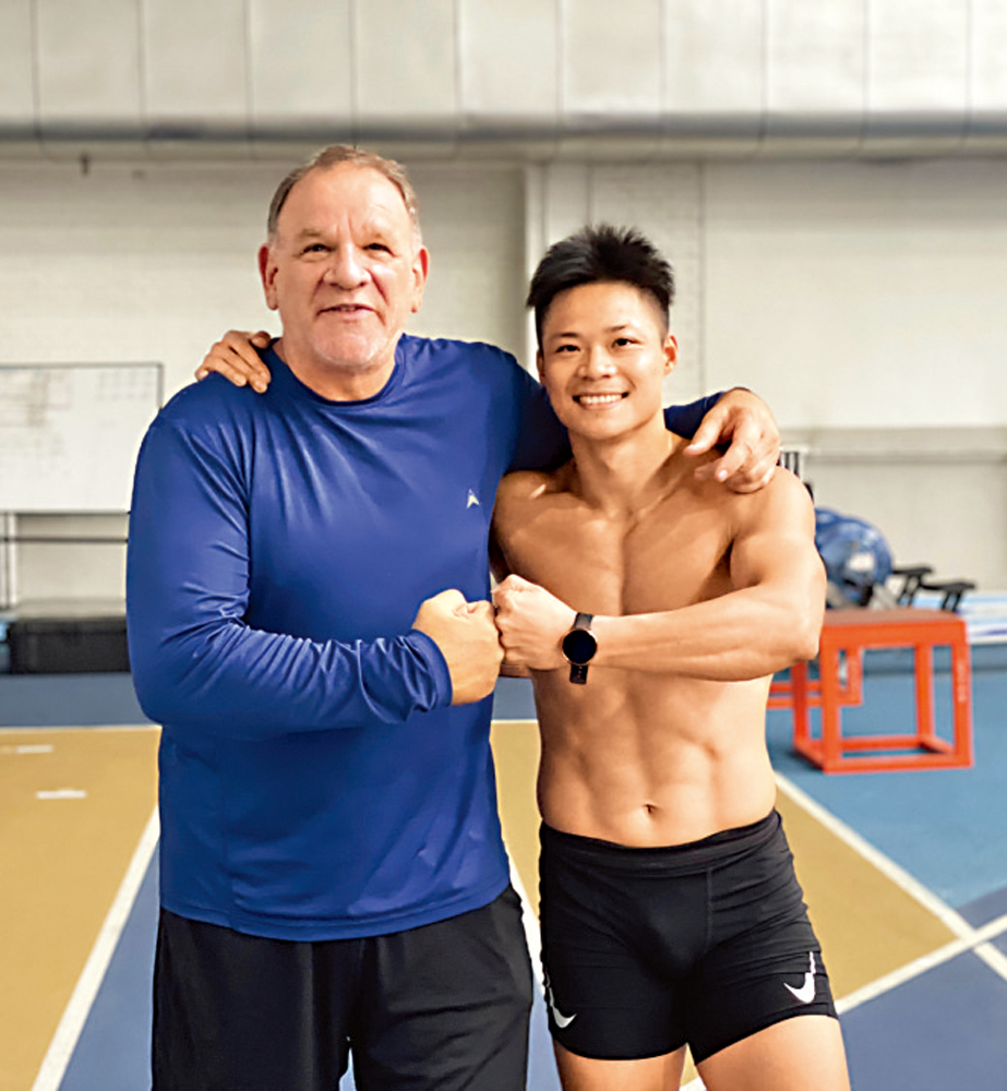 　　圖：蘇炳添（右）與教練蘭迪。 