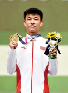 　　圖：在「為你讀詩」特別節目中，張常鴻朗誦了鄭燮的《竹石》。/網絡圖片