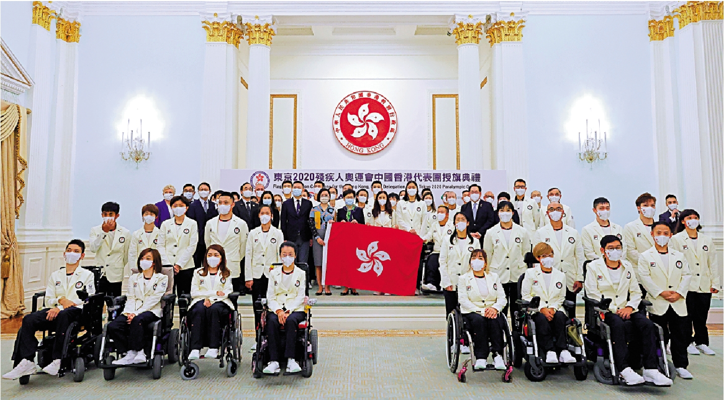 　　圖：中國香港殘奧代表團昨在禮賓府舉行授旗禮後合照。