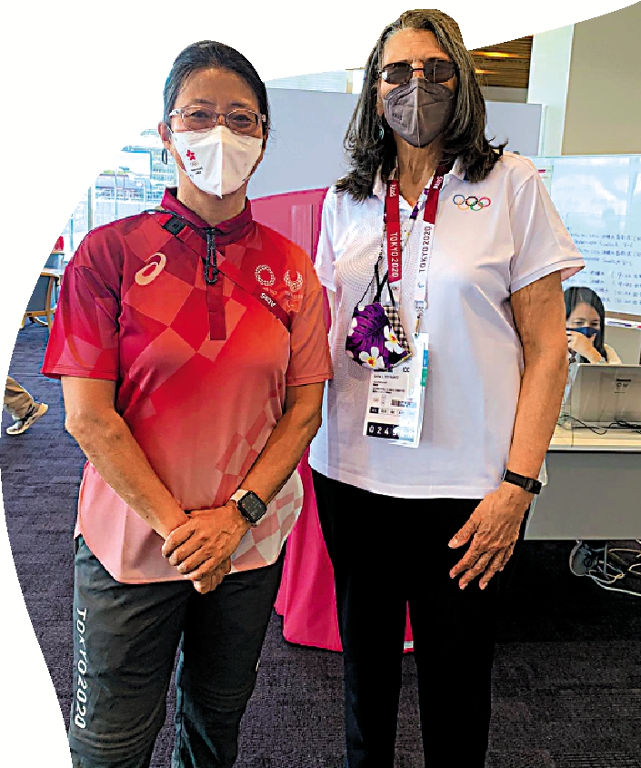 　　圖：何劍暉（左）在東京奧運賽場與國際賽艇聯會前副總裁法蘭斯合照。/受訪者供圖