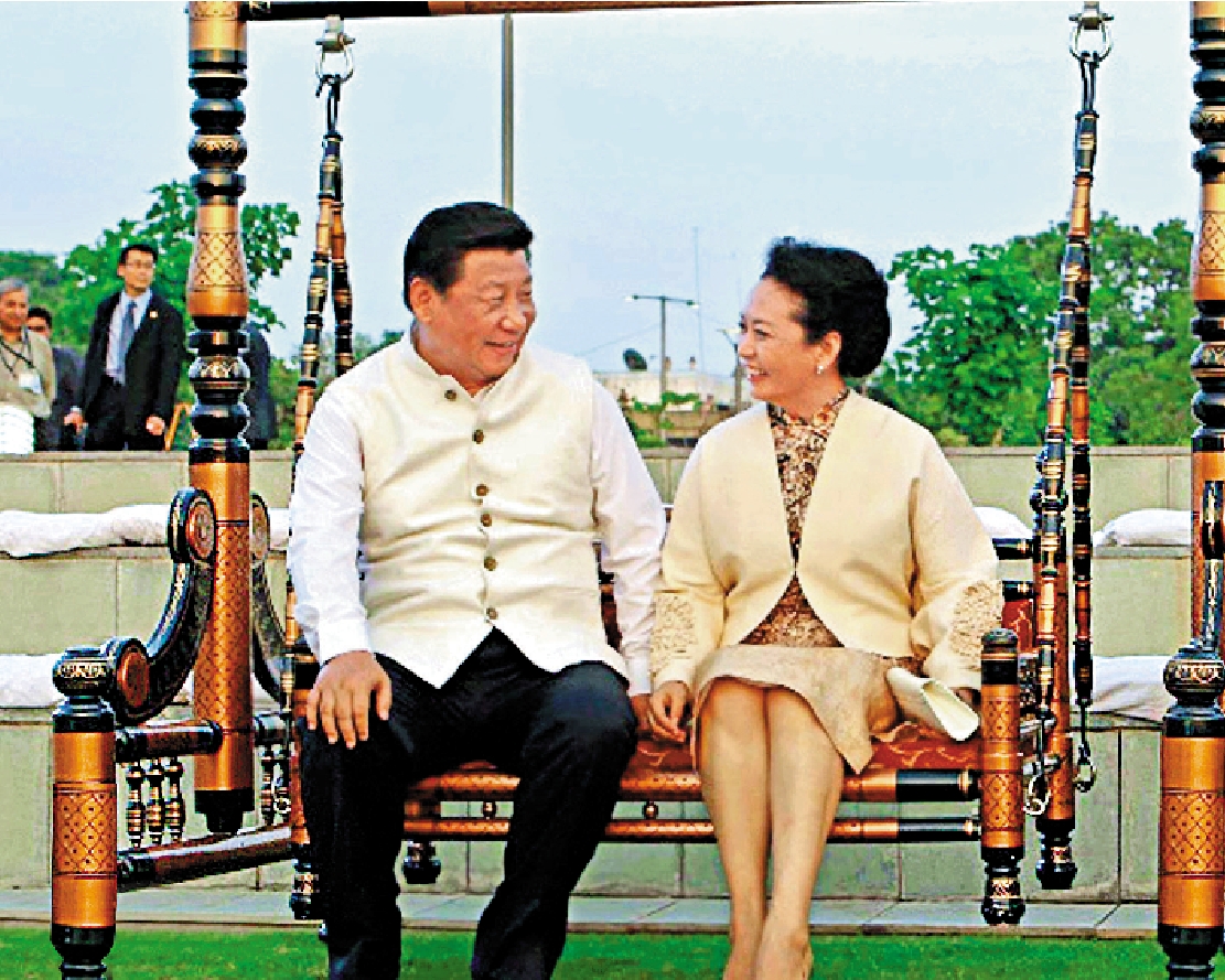 　　圖：2014年9月17日，中國國家主席習近平抵達古吉拉特邦艾哈邁達巴德市，開始對印度進行國事訪問。圖為習近平和夫人彭麗媛在印度總理莫迪陪同下一起蕩鞦韆。/新華社