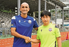 　　圖：南區主帥列文（左）歡迎鄭展龍。  南區圖片