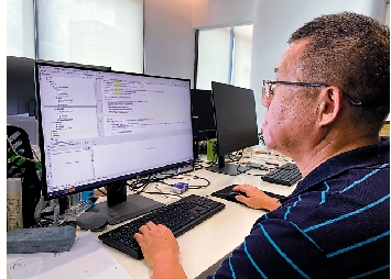 　　圖：技術總監湯恆信在臨退休的年紀辭職，加入李坤煌科技公司齊手「創業」。/大公報記者李薇攝