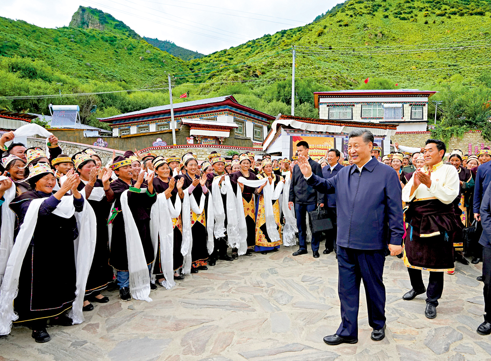 　　圖：7月21日至23日，中共中央總書記、國家主席、中央軍委主席習近平來到西藏，祝賀西藏和平解放70周年。圖為21日下午，習近平在林芝市巴宜區林芝鎮嘎拉村考察時，向村民們揮手致意。\新華社