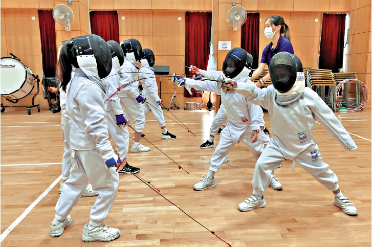 　　圖：保良局雨川小學一班參加暑假劍擊培訓課程的學生正在進行訓練。\大公報記者黎慧怡攝