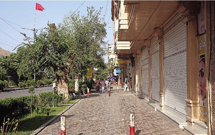 　　圖：八月十五日，喀布爾街頭關閉的店舖。\新華社