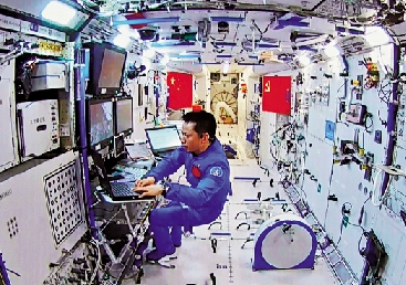 　　圖：湯洪波在核心艙內工作。\新華社