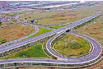 　　圖：21日，G6京藏高速公路那曲至羊八井段通車試運行。/新華社