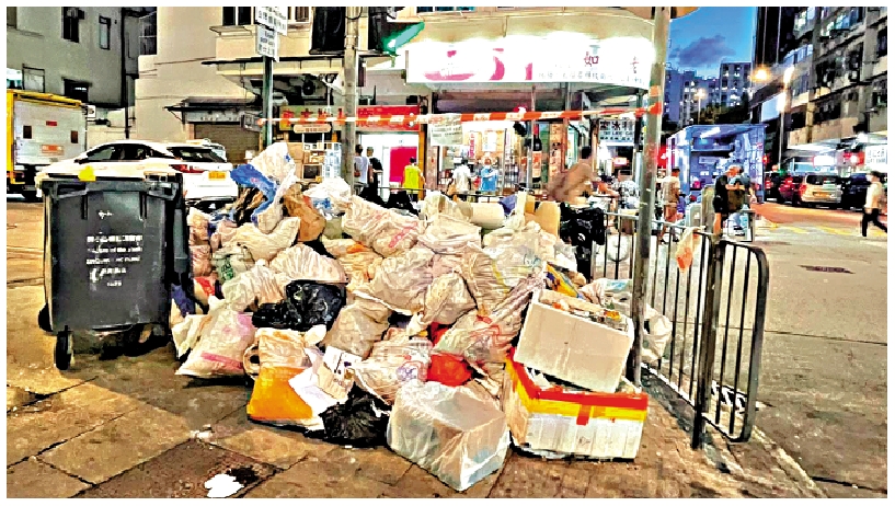 　　圖：大公報記者多區實地觀察，發現「三無大廈」住戶亂掉垃圾出街，街上垃圾桶塞滿垃圾。