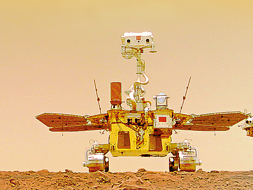 　　圖：這是6月11日公布的由祝融號火星車拍攝的「着巡合影」圖。\新華社