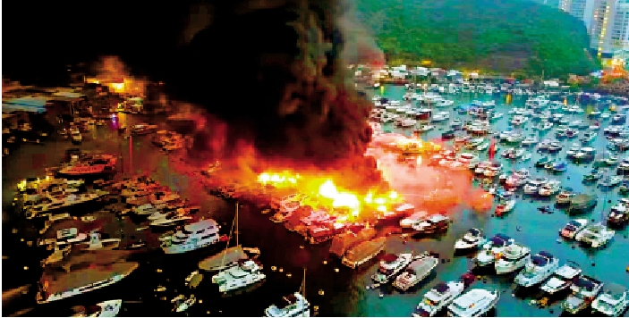 　　圖：香港仔南避風塘今年六月發生大火，三十多艘遊艇焚毀，事件揭露避風塘亂象處處，危機四伏。