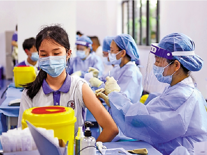 　　圖：內地多地啟動12至17歲人群新冠病毒疫苗接種。圖為7月29日，在深圳福田外國語高級中學，醫務人員為學生接種新冠病毒疫苗。/新華社