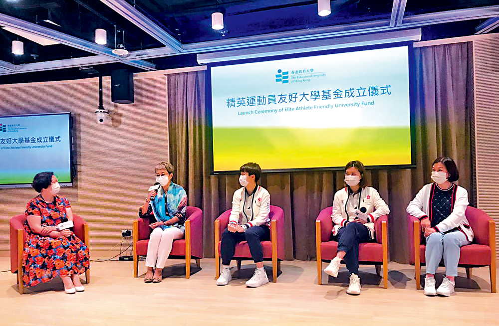 　　圖：杜凱琹媽媽（左二）表示，女兒在追夢同時又能在大學進修，做家長也更放心。左起：馬慧頴博士、杜媽媽、杜凱琹、李皓晴、李皓晴媽媽。\大公報記者攝