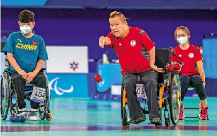 　　圖：梁育榮（右二）在決賽最後一擲奠勝。\香港殘奧委會圖片