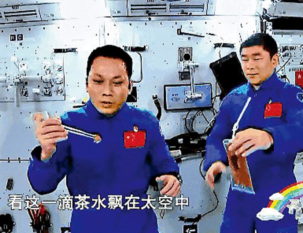 　　圖：航天員在太空為學生授課。\視頻截圖