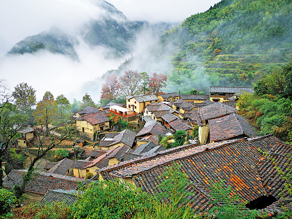 　　圖：仙氣繚繞的浙江松陽吊壇村已成為旅遊勝地。\受訪者供圖