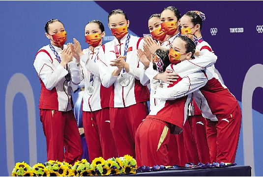 　　圖：中國花游隊以剛柔並濟、英姿颯爽的《巾幗英雄》，奪得東奧集體項目銀牌。
