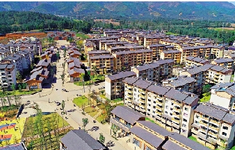 　　圖：「懸崖村」當地推行易地搬遷措施，大規模興建房屋並完善社區配套，協助居民走出懸崖，改善生活環境。