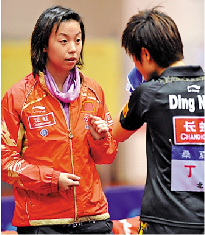 　　圖：張怡寧（左）曾經指導丁寧球技。