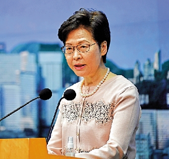 　　圖：林鄭月娥昨日出席行政會議前表示，區議員將分四批進行宣誓，首批在任區議員於本周五進行宣誓儀式。