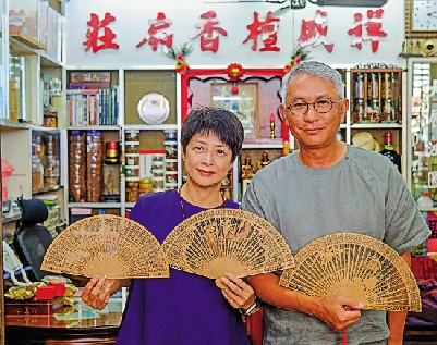 　　圖：祥盛檀香扇莊如今只餘下百餘把沉香扇，賣完後就不會再有了。
