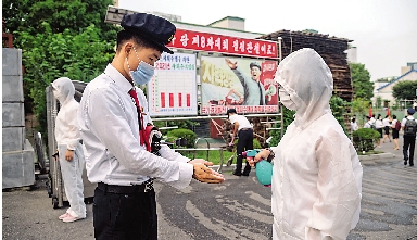 　　圖：平壤大學生8月11日進入校園前使用搓手液防疫。\法新社