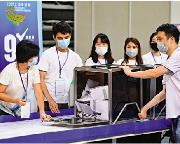 　　圖：澳門新一屆立法會選舉糾正以往選舉中的政團糾葛，選出有才能的愛國愛澳者進入治理體系。圖為開票箱計票現場。