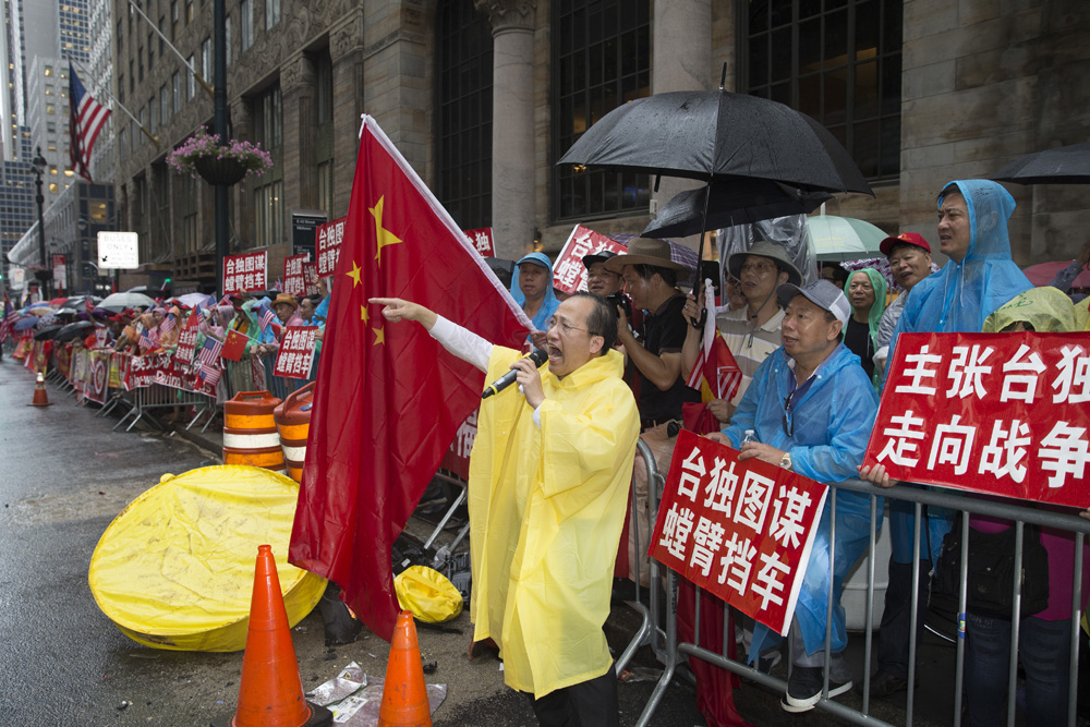 　　圖：二○一九年七月，紐約華人華僑高呼反「台獨」口號，抗議蔡英文「過境」美國。\資料圖片