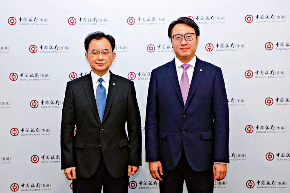 　　圖：陳文（左）說，港人關注理財通開戶問題。旁為周國昌。