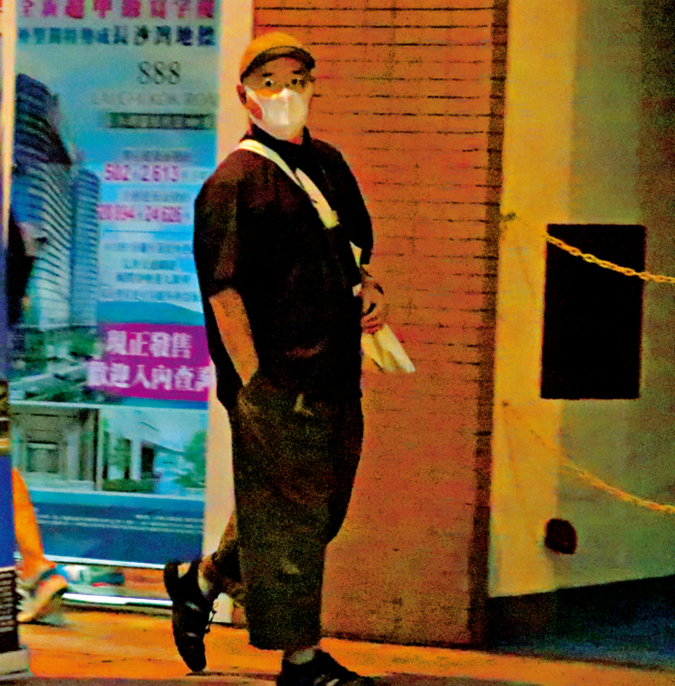 　　圖：邵家臻昨晚獨自離開辦公室，行蹤鬼祟。