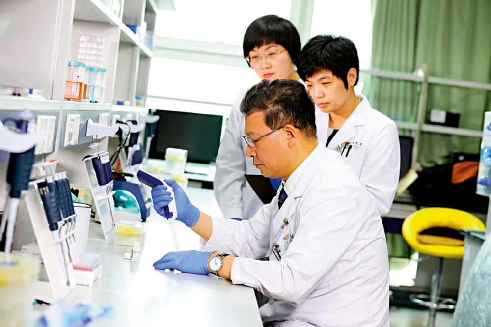　　圖：徐瑞華教授（前）帶領團隊研究。\受訪者供圖