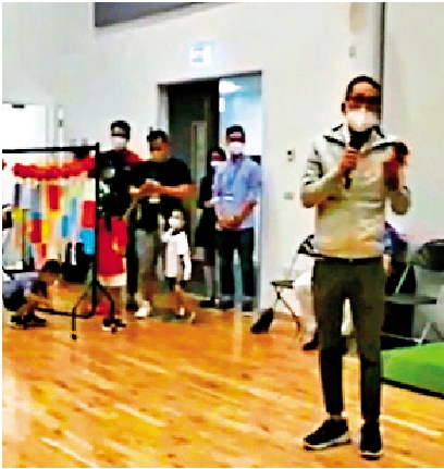 　　圖：張堅庭（右）在英國向港人洗腦「教路」，邏輯犯駁，疑似精神分裂。