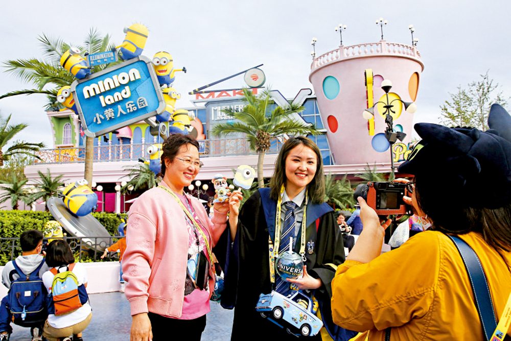 　　圖：20日，北京環球度假區向公眾正式開放，遊客合影留念。\中通社
