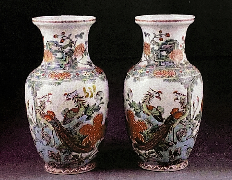 　　圖：「陶藝珍品」四字篆書款五彩雙鳳牡丹紋建國瓷仿古瓷瓶。