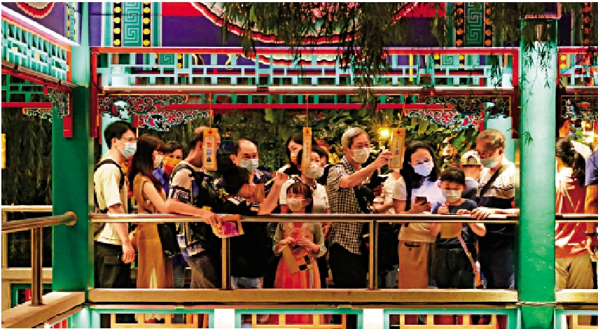 　　圖：嗇色園黃大仙祠花燈廟會吸引眾多市民猜燈謎。\大公報記者賀仁攝