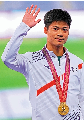 　　圖：蘇炳添第四次參加全運百米短跑，終於首嘗冠軍滋味。\新華社