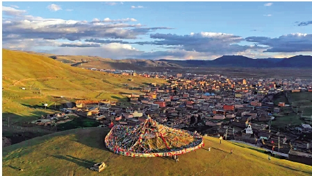 　　圖：晚霞下的「天空之城」─超過海拔四千米高的理塘。\作者供圖