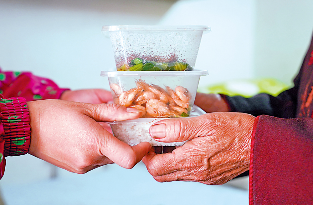 　　圖：家中聘有傭工，可協助長者操持家務。