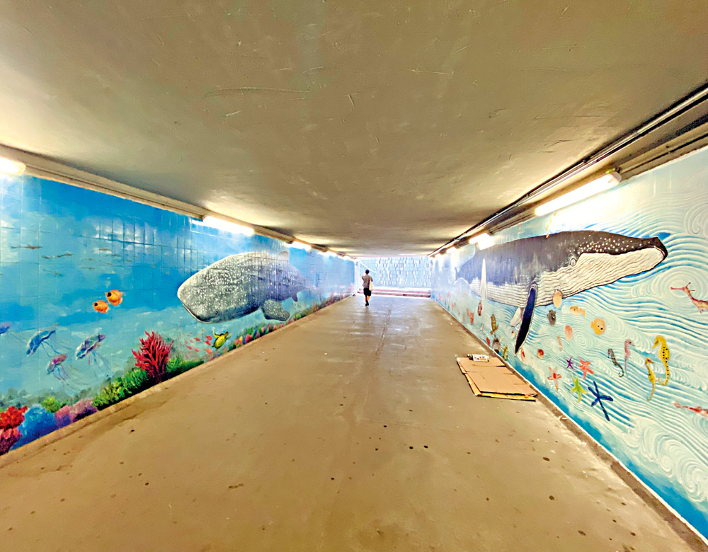 　　圖：南角道旁行人隧道內的鯨鯊壁畫，讓人猶如置身海底世界。